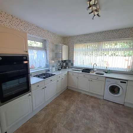 Dalton House - Three Bedroom Property Stretford Free Parking Near The Trafford Centre-3